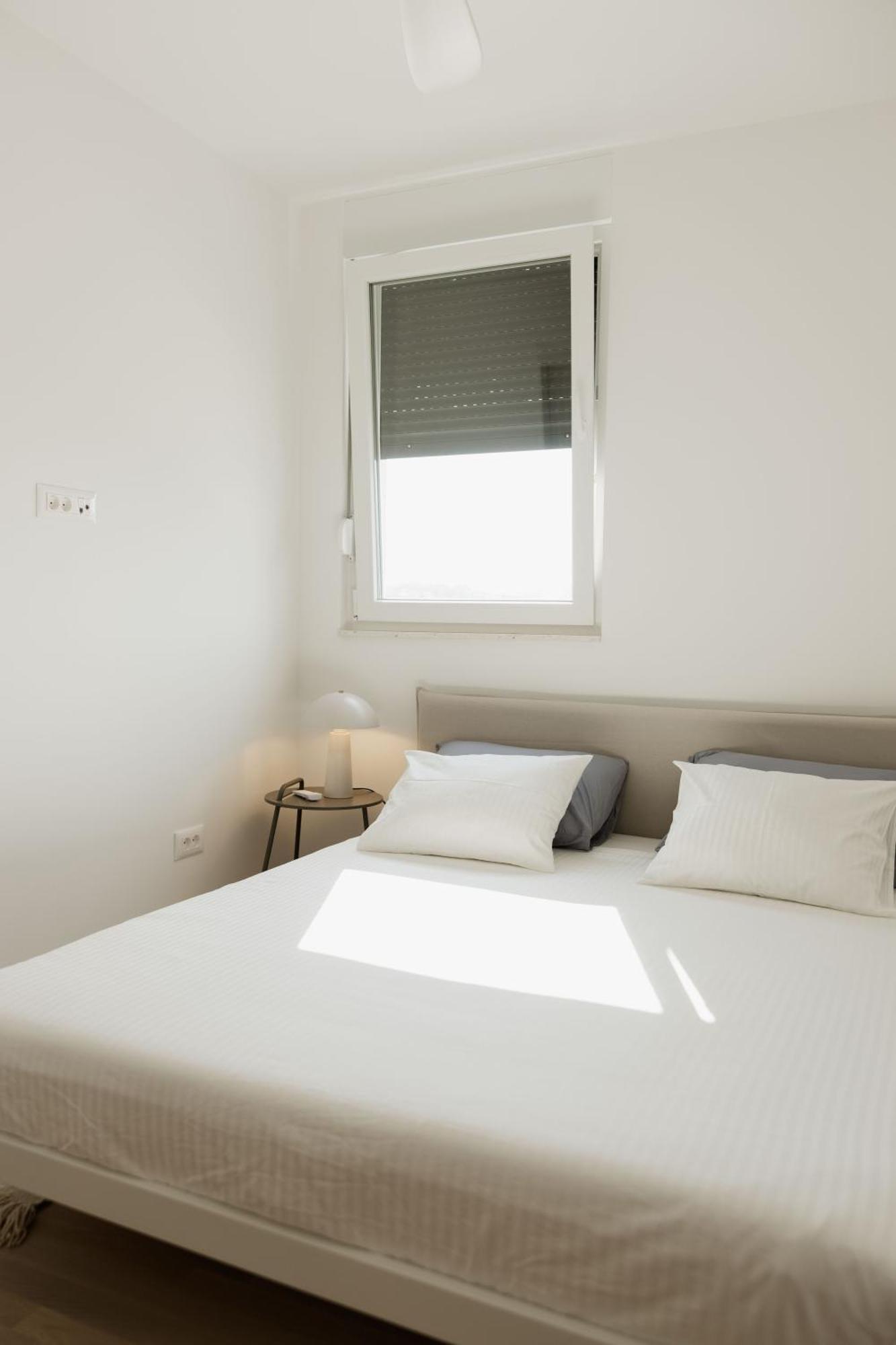 Minimalist Haven With Balcony And Garage Parking Place Appartamento *